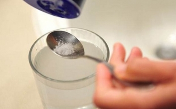 Uống nước muối nhạt khi vừa ngủ dậy buổi sáng: Thói quen nhỏ, lợi ích lớn